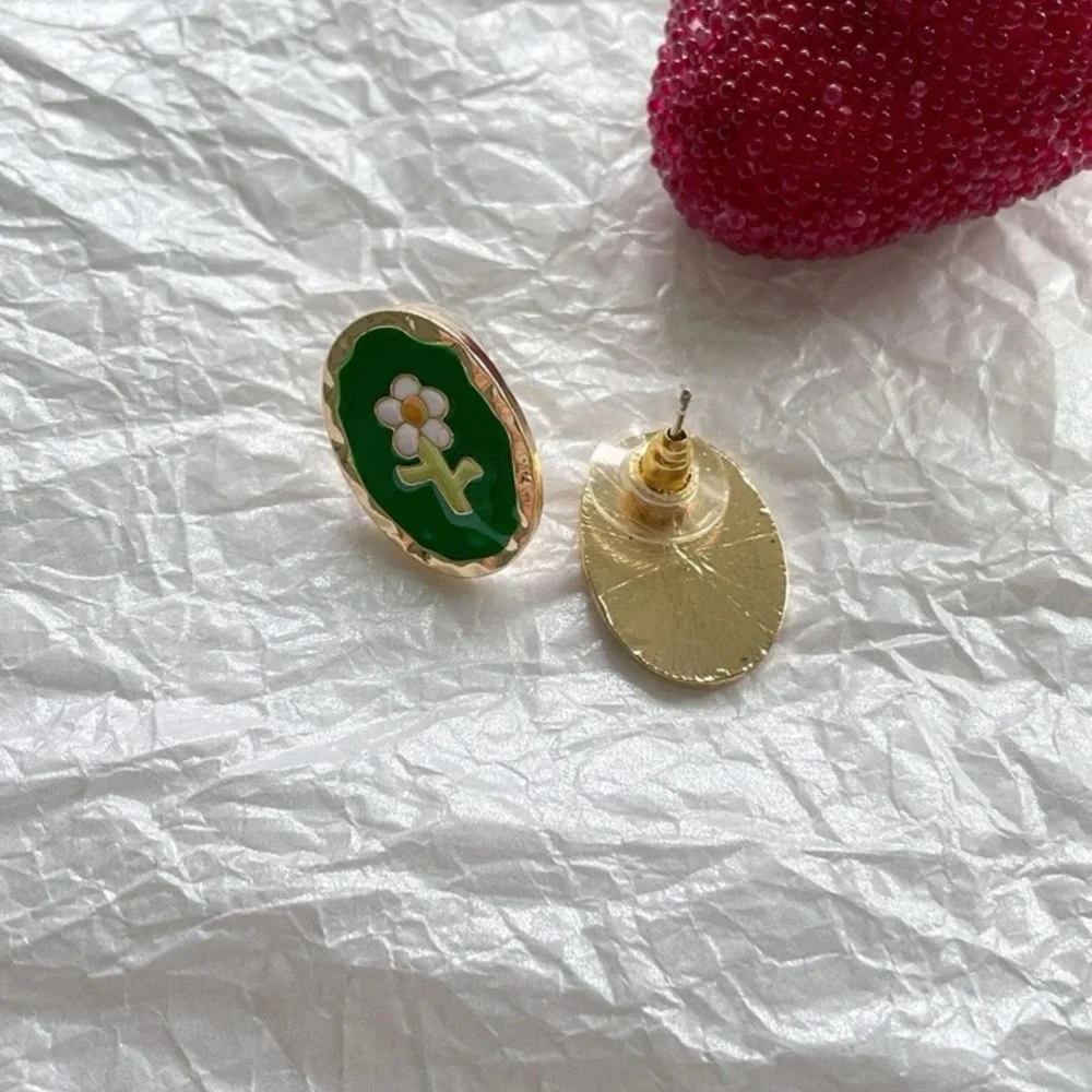 Vintage Style Daisy Stud Earrings | White Flower Green Enamel